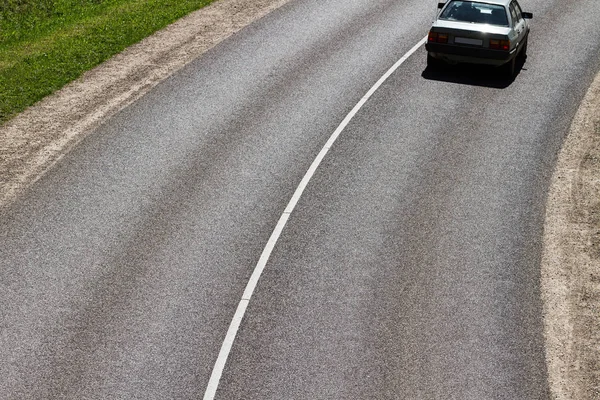 アスファルトの道路上の車 — ストック写真
