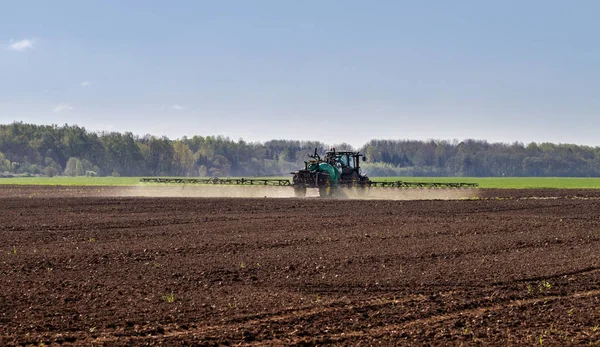 Trekker Beregening Geploegd Land — Stockfoto