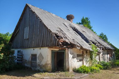 Leylek yuvası ile döken rustik eski çiftlik.
