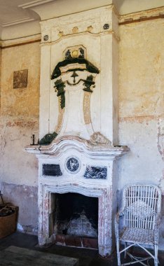 Yıkık kale şömine Medze, Letonya.