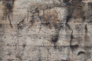 Çatlaklar ile yıpranmış beton duvar.