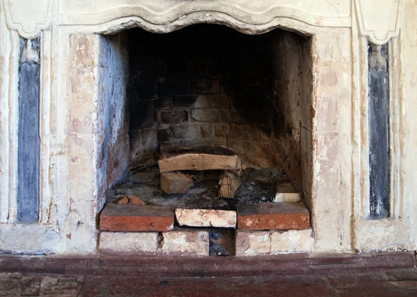 Yıkık kale şömine Medze, Letonya.