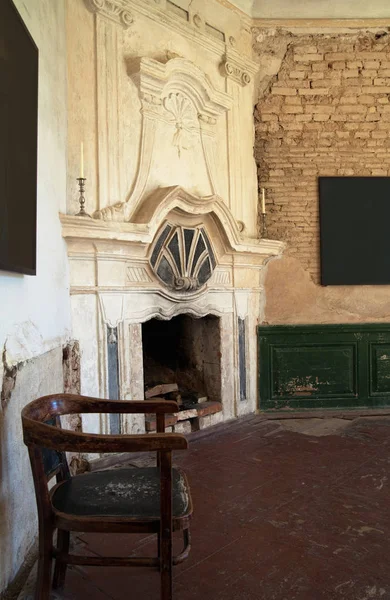 Yıkık kale şömine Medze, Letonya.