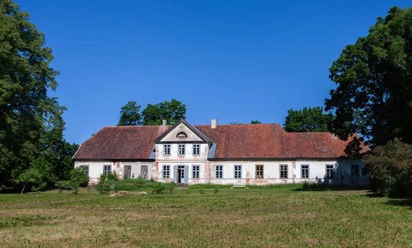 Utsikt Över Stor Övergiven Herrgård — Stockfoto