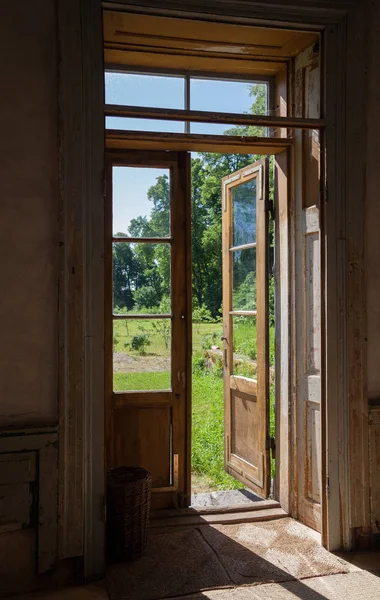 Pohled Dveří Opuštěný Zámeček — Stock fotografie