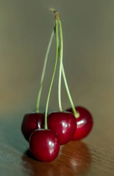 Röd Saftiga Körsbär Bord — Stockfoto