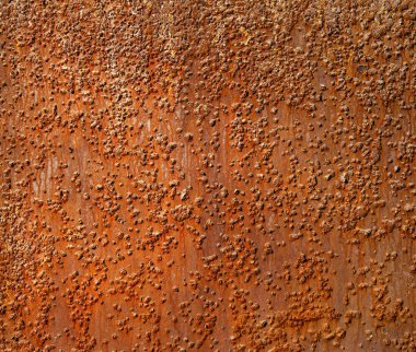 arka planda turuncu paslı metal.