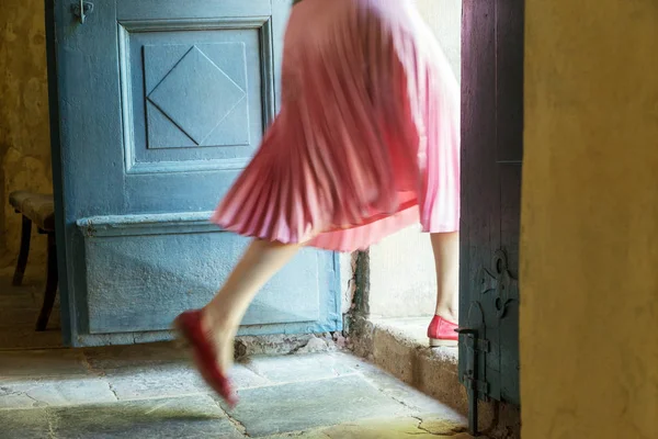 Mujer Pasos Rosados Sobre Umbral Una Casa Vieja — Foto de Stock