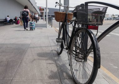 İtalya, Bergamo - Temmuz 5: Bergamo Kuzey Italy.The kenti bir şehirde Caravaggio Uluslararası Havaalanı, İtalya üçüncü en işlek Havaalanı tarafından sunulan var. İnsanlar otobüs istasyonu havaalanında üzerinde 5 Temmuz 2018, Bergamo, Milan, İtalya.