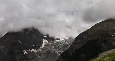 Courmayeur, İtalya için teleferik skyway istasyonundan bulutlu zamanında Mont Blanc görüntülemek.