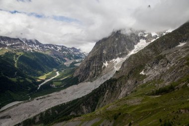 Courmayeur, İtalya için teleferik skyway istasyonundan bulutlu zamanında Mont Blanc görüntülemek.