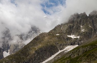 Courmayeur, İtalya için teleferik skyway istasyonundan bulutlu zamanında Mont Blanc görüntülemek.