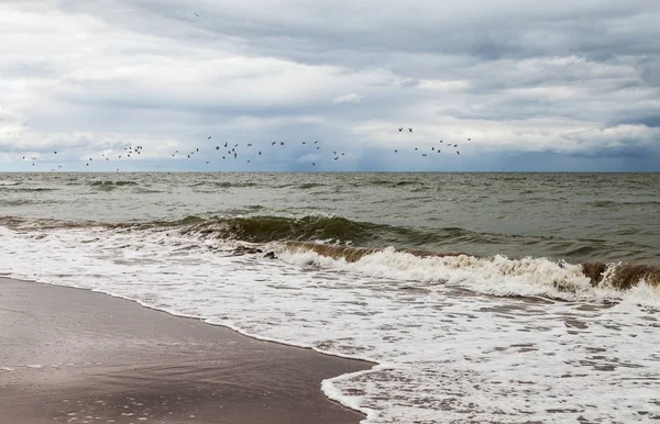 曇り空と水面に泡の海の嵐 — ストック写真