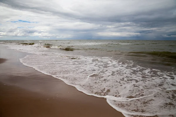 Storm Zee Met Een Bewolkte Hemel Schuim Het Water — Stockfoto