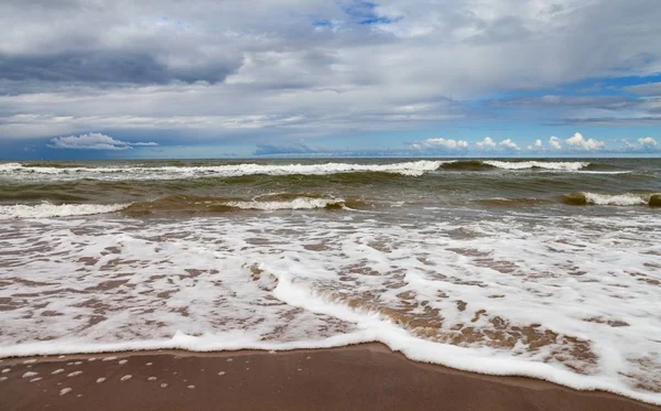 Tempête Dans Mer Avec Ciel Nuageux Mousse Sur Eau — Photo