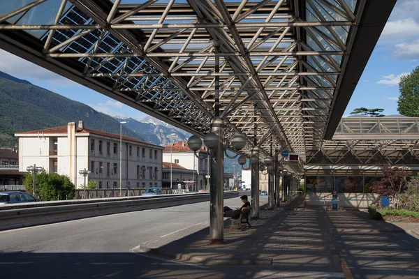 イタリア アオスタ イタリアン アルプスに位置する地域です バス駅 を表示します — ストック写真