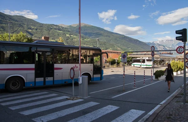 イタリア アオスタ イタリアン アルプスに位置する地域です 2018 日の朝の時間で市内のバス停に表示アオスタ イタリア — ストック写真