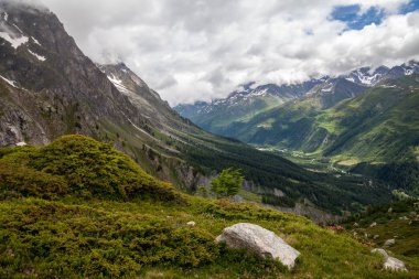 Courmayeur, İtalya için teleferik skyway istasyonundan bulutlu zamanında Mont Blanc görüntülemek.