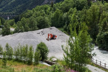 Courmayeur şehir nehir kıyısında için tarak ile görüntüleyin.