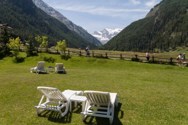 İtalya, Cogne - 8 Temmuz: Cogne dört vadiler, Aosta Vadisi en büyük yerleşim yeri bulunmaktadır. 8 Temmuz 2018 Alpler görünümü, Cogne, İtalya.