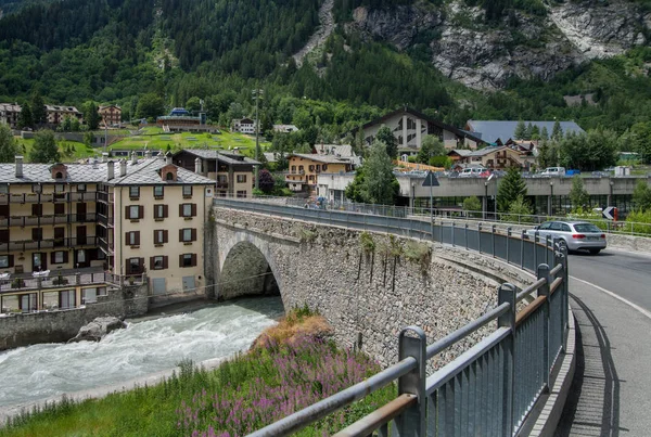 Italia Courmayeur Julio Courmayeur Una Ciudad Norte Italia Encuentra Junto —  Fotos de Stock