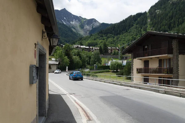 Italia Courmayeur Julio Courmayeur Una Ciudad Norte Italia Encuentra Junto —  Fotos de Stock