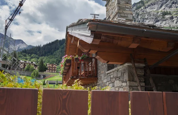 Vista Para Casa Com Varanda Cidade Courmayeur — Fotografia de Stock