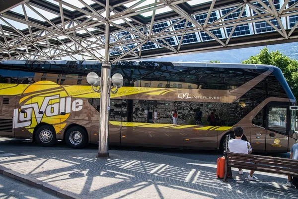 Italia Aosta Julio Autobús Grande Bajo Techo Estación Autobuses Ciudad —  Fotos de Stock