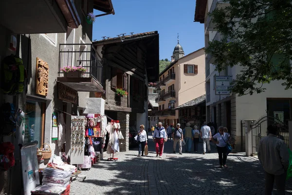 İtalya, Cogne - 8 Temmuz: Cogne bir dere boyunca ve dört vadilerde, Aosta Vadisi en büyük yerleşim yeri bulunmaktadır. Cogne şehir merkezi ile turistler ve dükkanlar 8 Temmuz 2018, Cogne, İtalya.