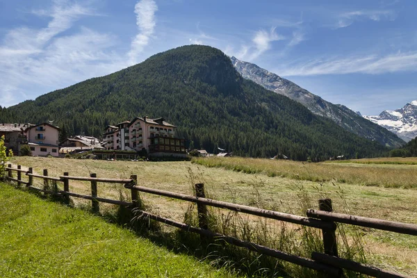 科西嘉岛村旁边的高山景观 — 图库照片