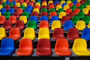 Renkli plastik stadyum koltukları dışında.