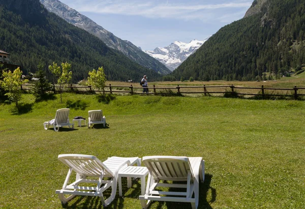 İtalya, Cogne - 8 Temmuz: Cogne dört vadiler, Aosta Vadisi en büyük yerleşim yeri bulunmaktadır. 8 Temmuz 2018 Alpler görünümü, Cogne, İtalya.