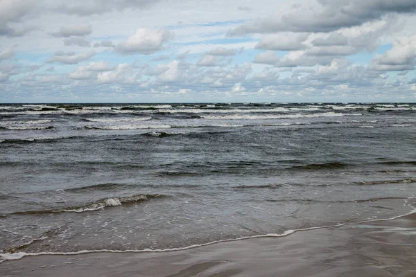 Golven Dramatische Hemel Aan Kustlijn Van Baltische Zee — Stockfoto
