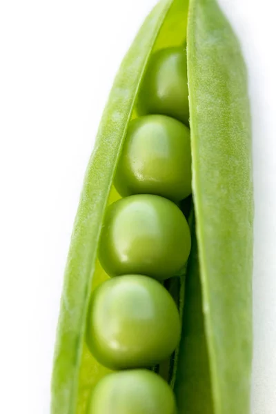 Schote Mit Frischen Grünen Erbsen Auf Weißem Hintergrund — Stockfoto