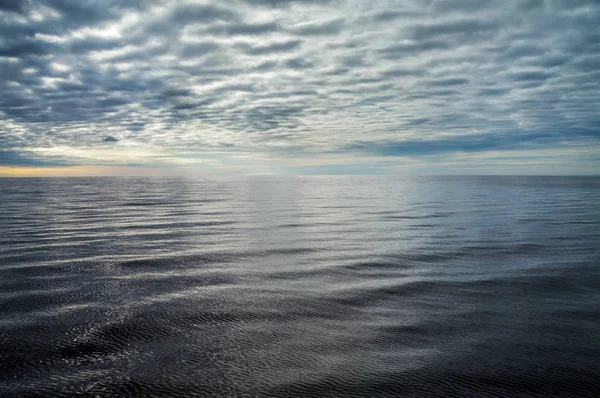 Powierzchni Wody Morza Bałtyckiego Pochmurny Dzień — Zdjęcie stockowe