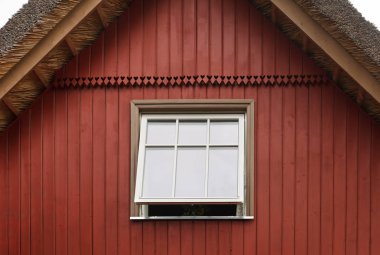 Beyaz plastik pencere ile ahşap yazlık. 