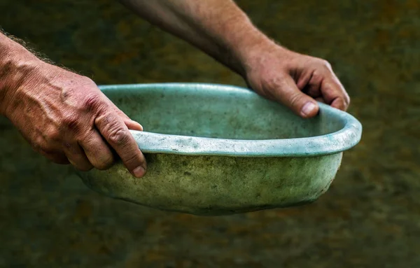 Alte Aluminiumschale Menschenhand — Stockfoto