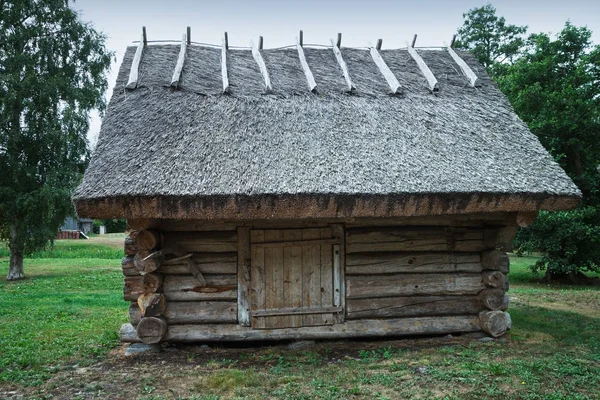 Small Wooden Cottage Straw Roof — Stock Photo, Image