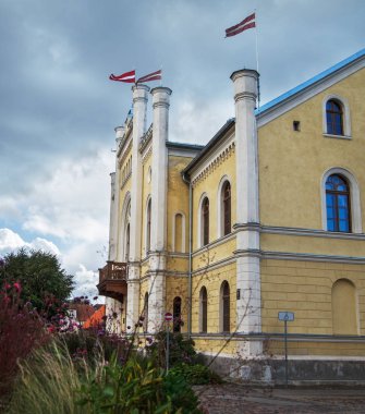 Letonya, Kuldiga - 22 Eylül: Kuldiga benzersiz, kendine özgü mimarisi ile eski bir şehir olduğunu. Eski şehirde 22 Eylül 2018, Kuldiga, Letonya Hükümeti evi.