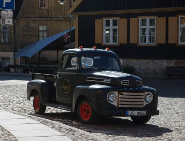 Letonya, Kuldiga - 22 Eylül: Kuldiga benzersiz, kendine özgü mimarisi ile eski bir şehir olduğunu. Eski araba sokakta 22 Eylül 2018, Kuldiga, Letonya.