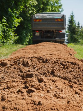 Toprak yol Konduit kullanılarak ağır makine.