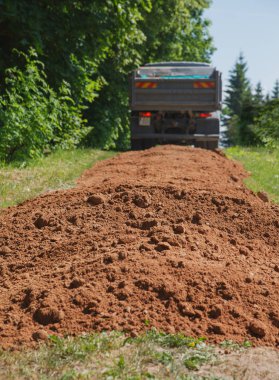 Toprak yol Konduit kullanılarak ağır makine.