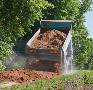 Toprak yol Konduit kullanılarak ağır makine.