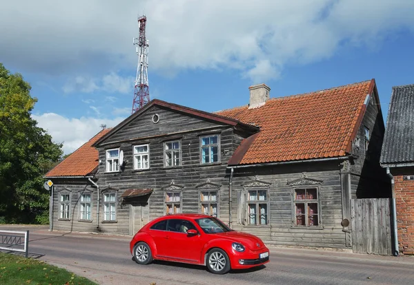 拉脱维亚 库尔迪加 9月22日 库尔迪加是一个古老的城镇 拥有独特的 独特的建筑 2018年9月22日 拉脱维亚库尔迪加 可以看到带汽车的老城区街道 — 图库照片