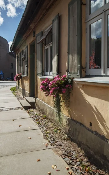Cidade Pequena Dia Ensolarado Edifício Velho Com Vasos Flores — Fotografia de Stock