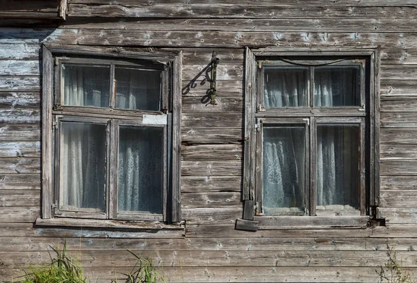 Vue Sur Les Vieilles Fenêtres Bois Depuis Une Rue — Photo