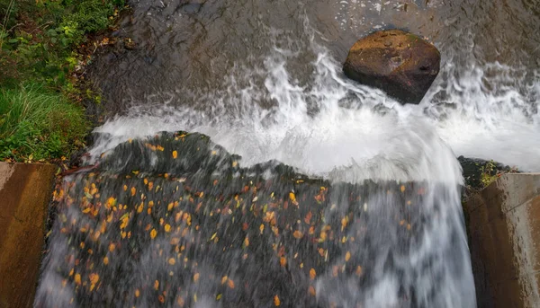 Длительная Экспозиция Мелкой Текучей Реки Осенними Листьями Водопадом — стоковое фото
