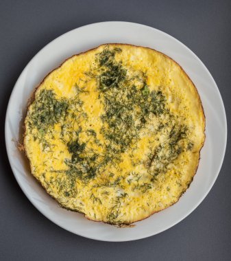 Dereotu bir plaka ile rustik omlet.