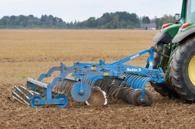 Letonya, Tukums - 26 Ağustos: geleneksel derin metal diskler ile üzerinde 26 Ağustos 2018, Tukums bölge, Letonya çiftçilik.