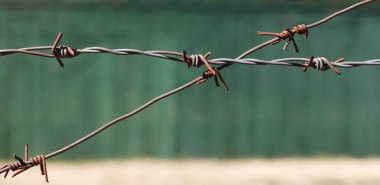 Eski ve antik paslı metal çit için bariyer.